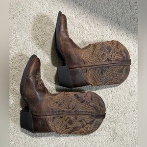 Laredo women’s size 7 cowgirl boots. Worn once for my wedding